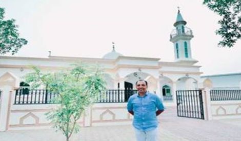 مسيحي يبني مسجداً في الإمارات
