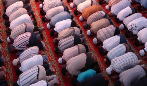 مع الإمام القائد: رحلة في أعماق الصلاة الإسلامية