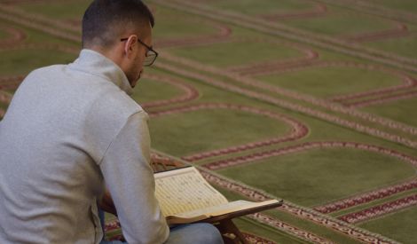 شعر: أنا مسلم ولتشهد الدنيا