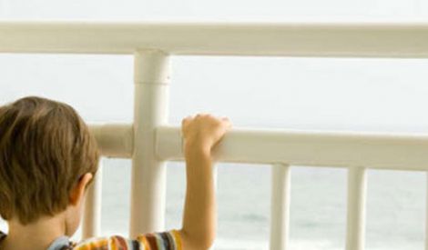 إسعافات أولية: طفل على حافّة الشرفة